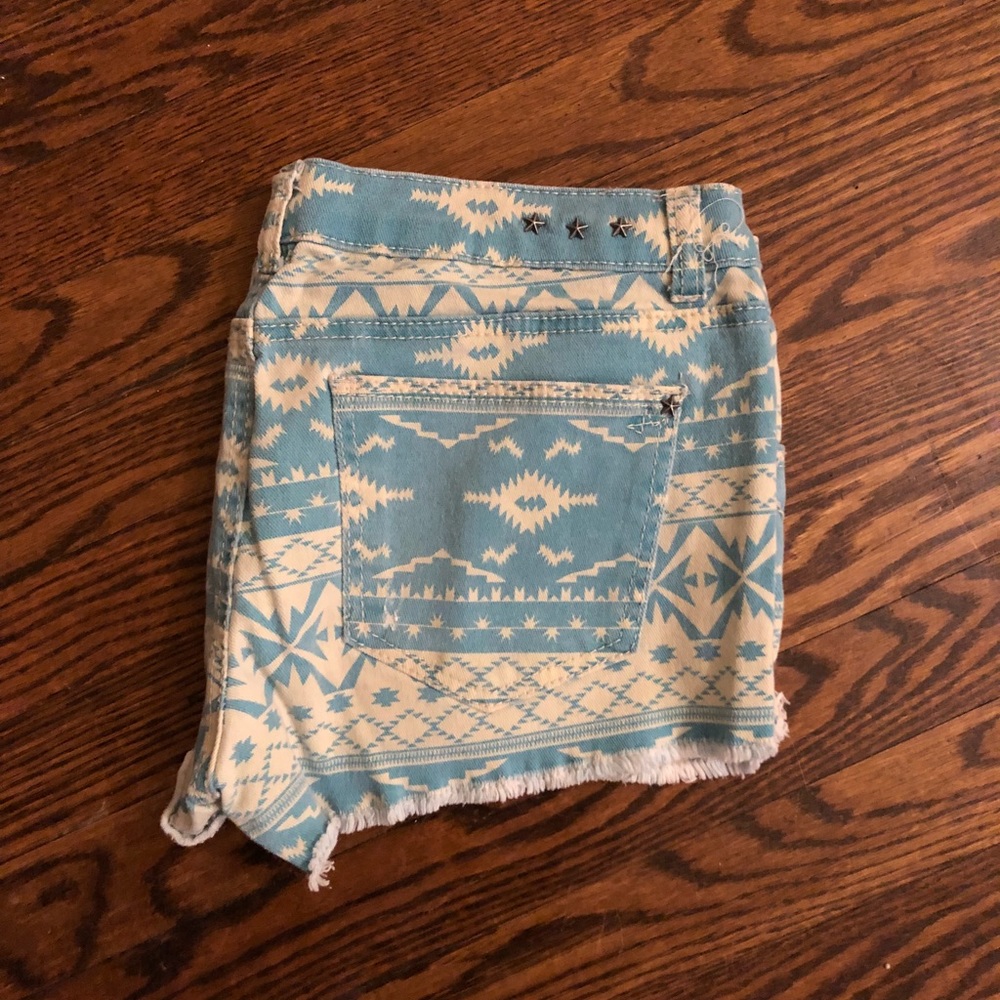 Short Aztec shorts